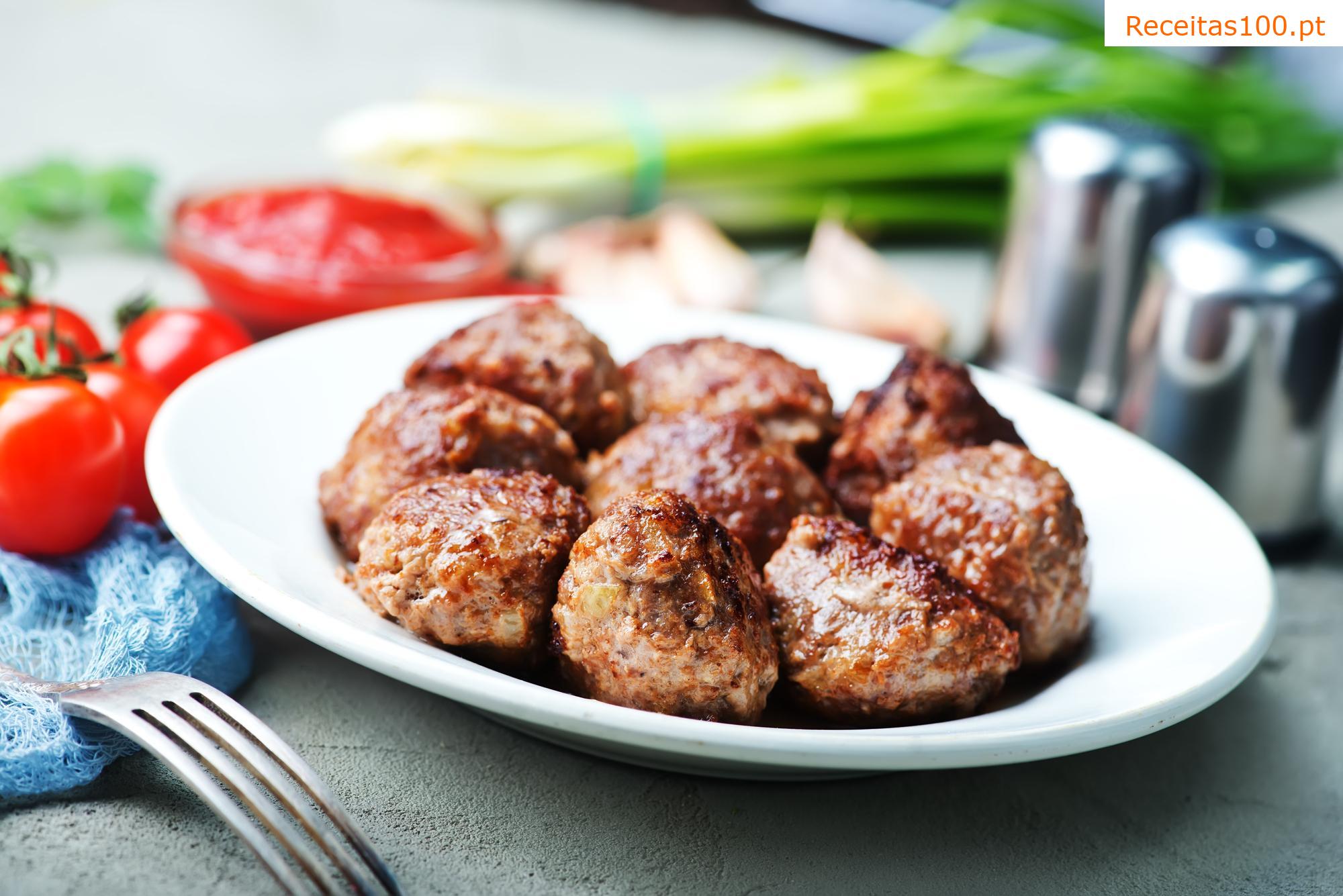 Almôndegas com arroz