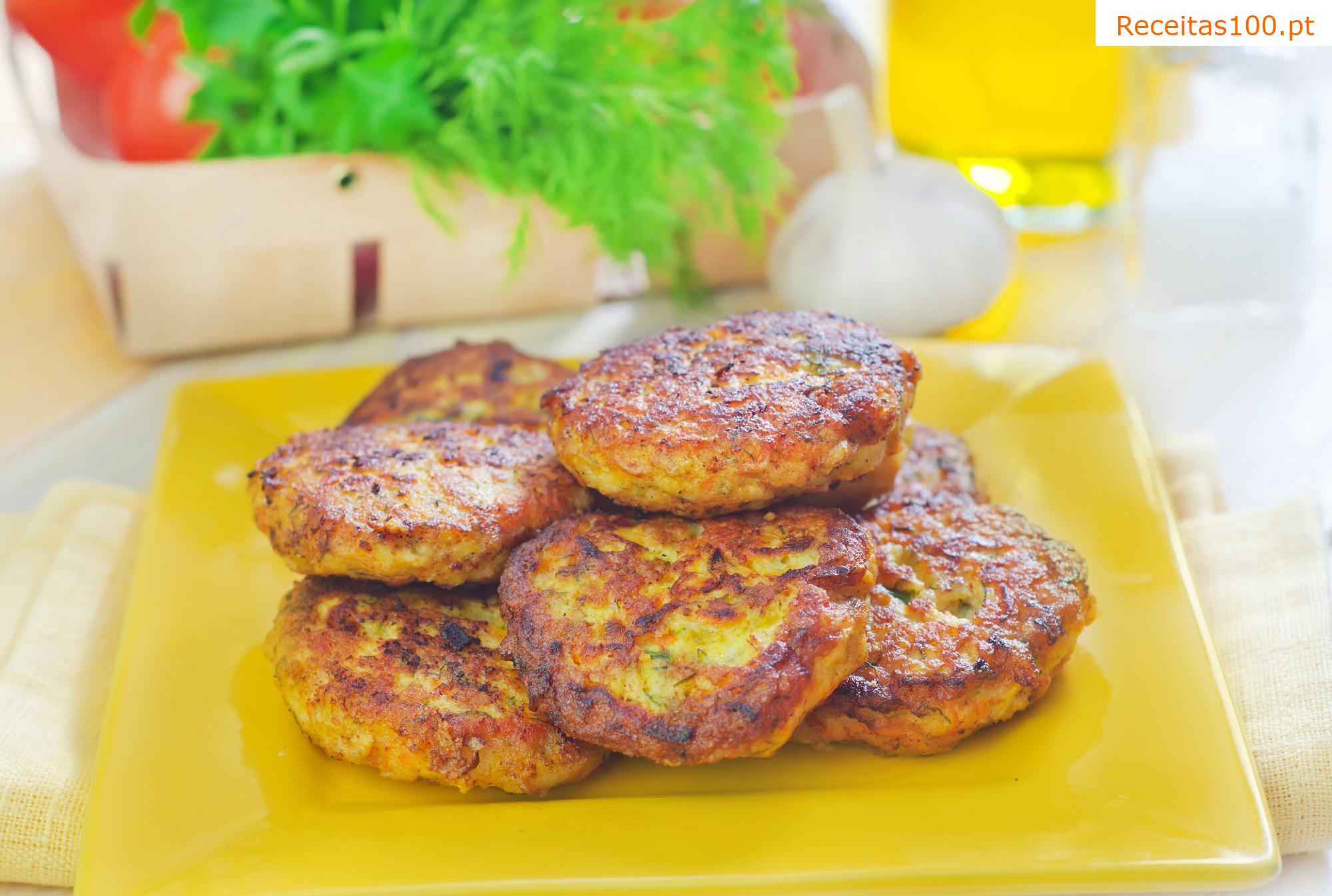 Almôndegas com batatas fritas
