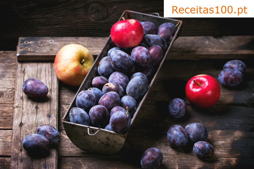 Ameixas em seu próprio suco