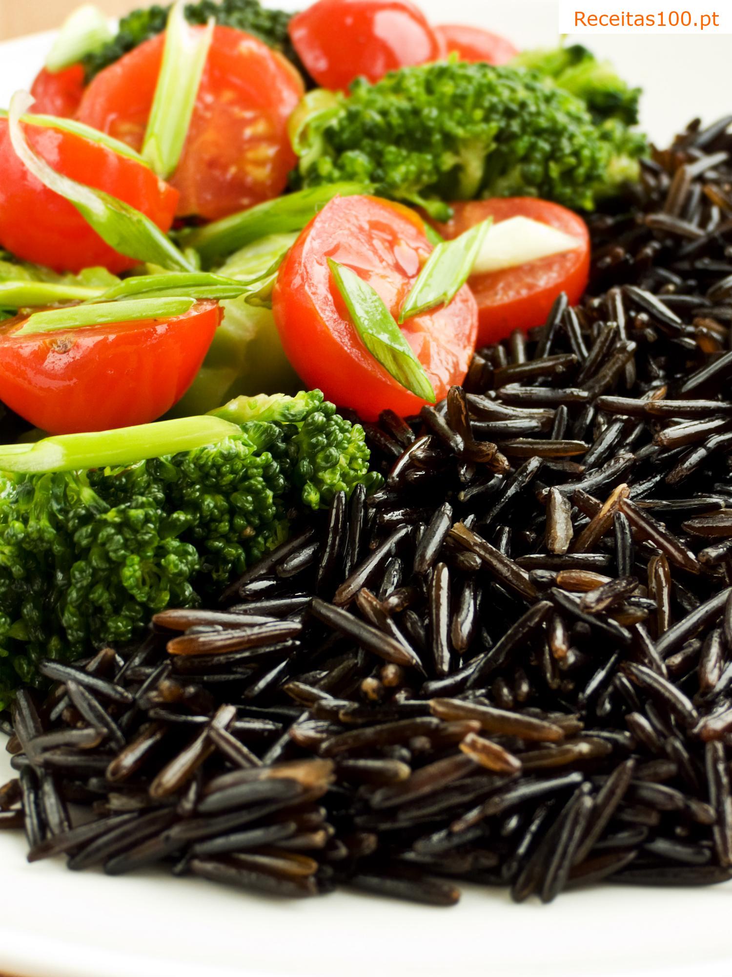 Arroz tailandês com brócolis e tomates