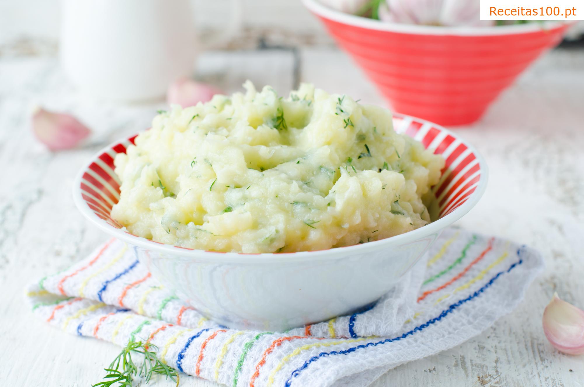 Batatas amassadas com creme e alho-poró.