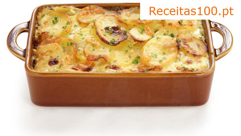 Batatas assadas com brócolis e queijo