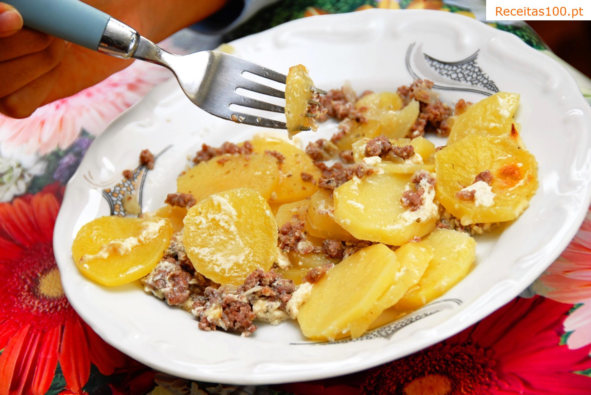 Batatas assadas com carne moída