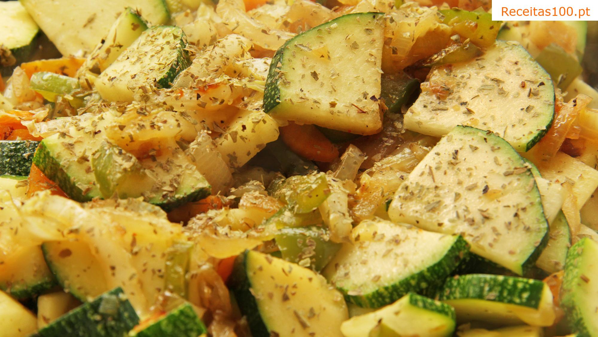 Batatas assadas com legumes como acompanhamento