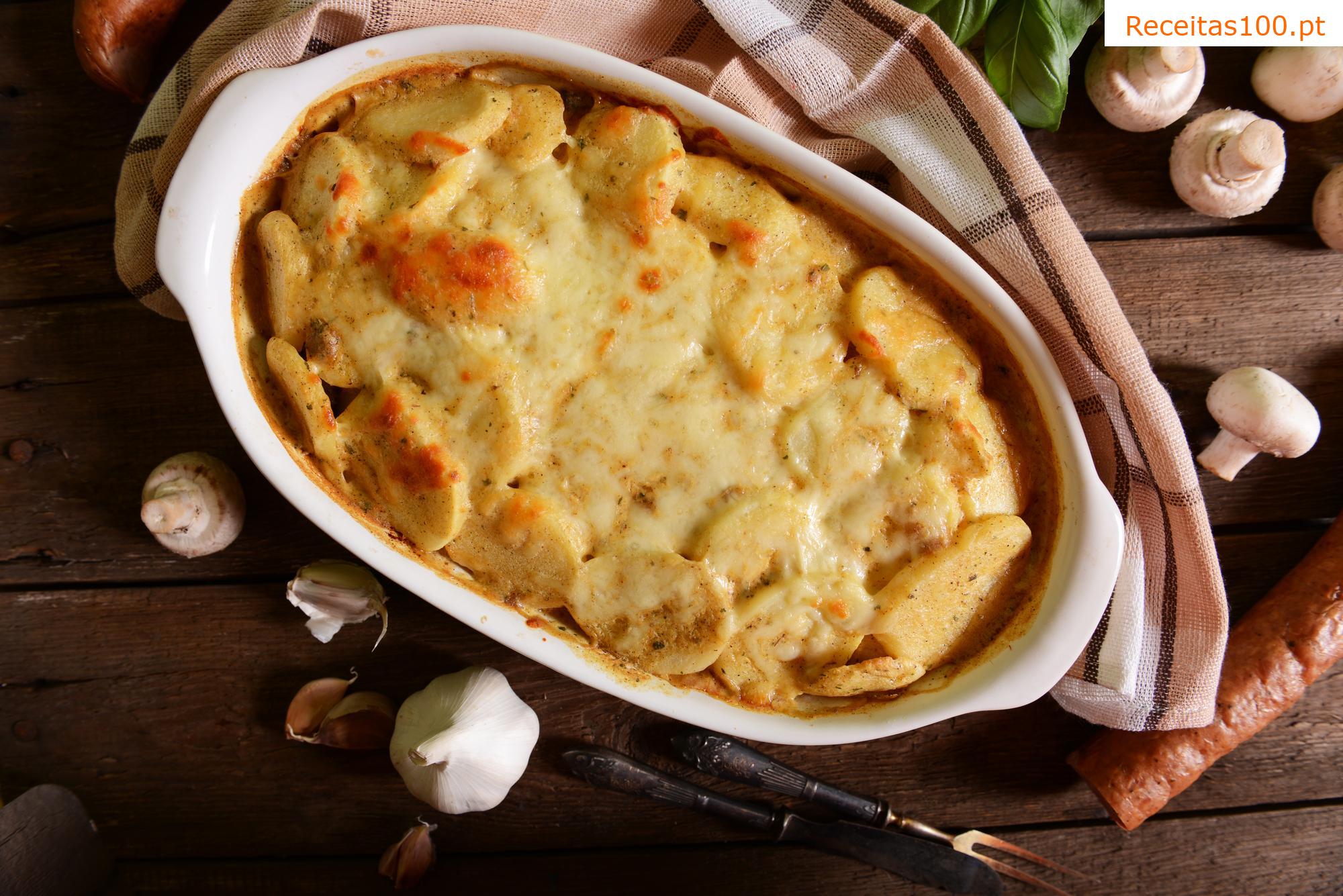 Batatas assadas picantes com couve, salsicha e queijo Žirovnický - bálkanský.