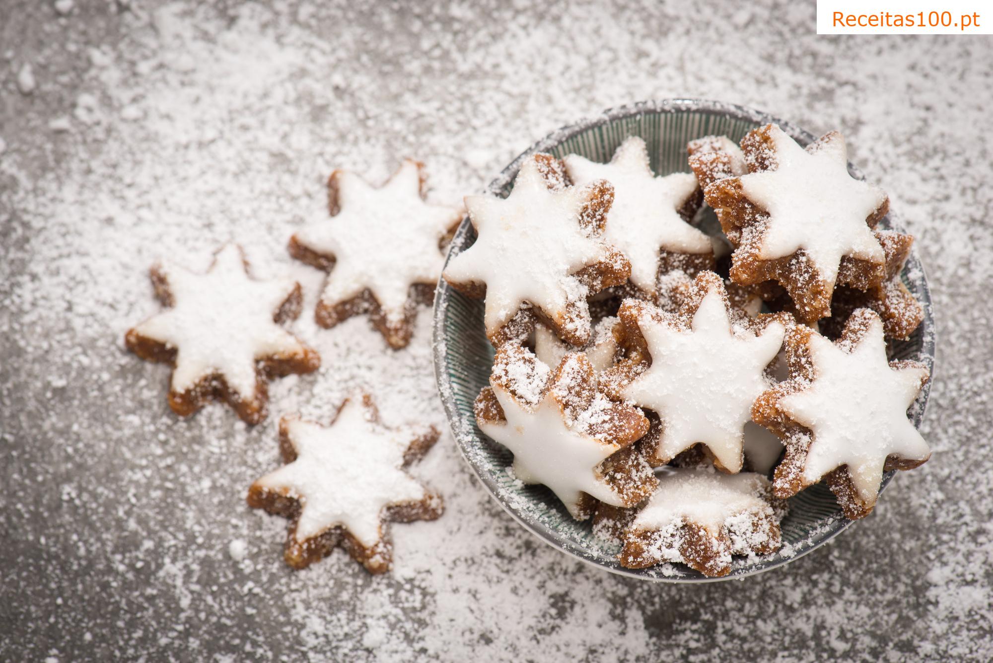 Biscoitos de gengibre decorados com amêndoas