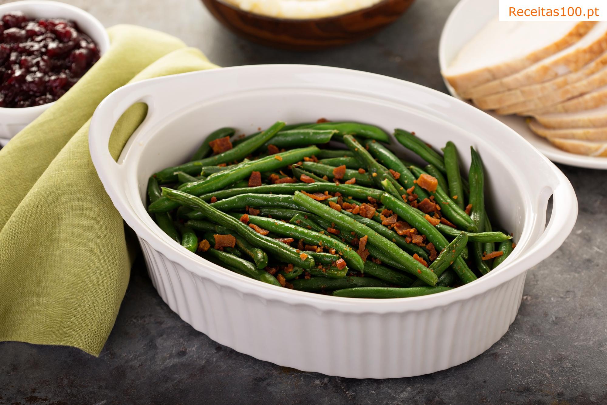 Bochechas de boi com bacon e feijão verde