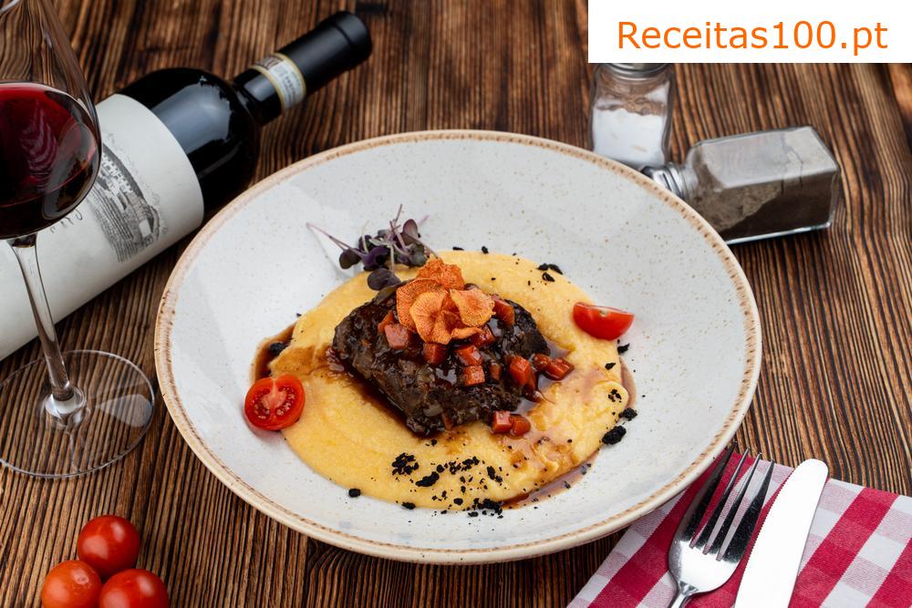Bochechas de vaca ao vinho tinto com ervas