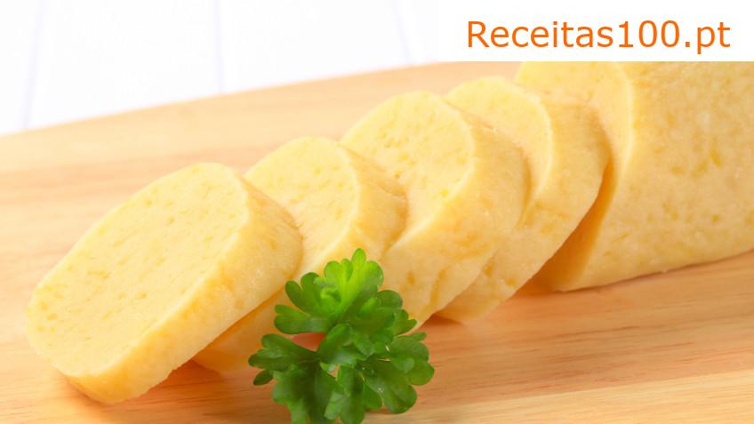 Bolinho de batata recheado com linguiça caseira.