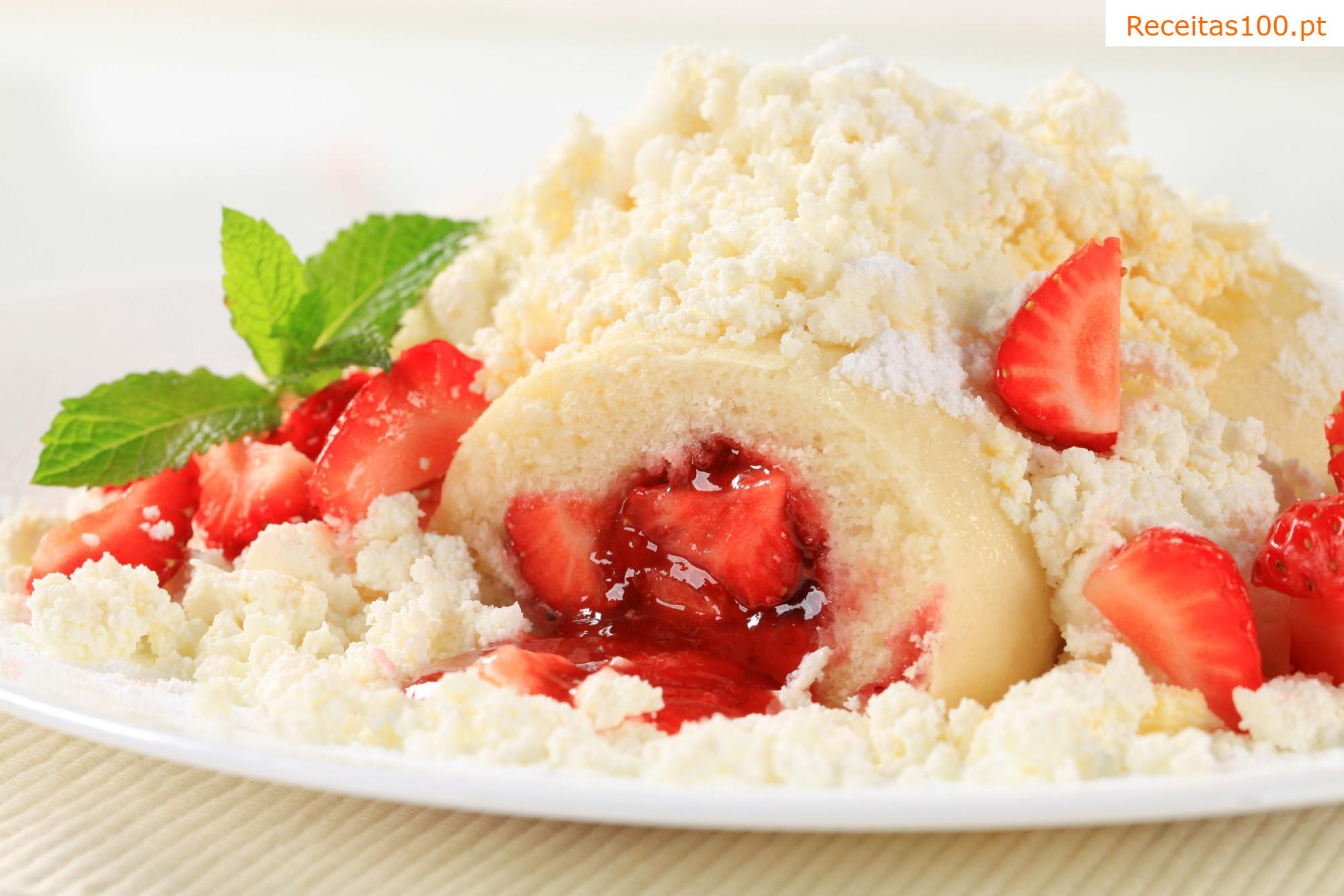 Bolinho de fruta recheado com morangos