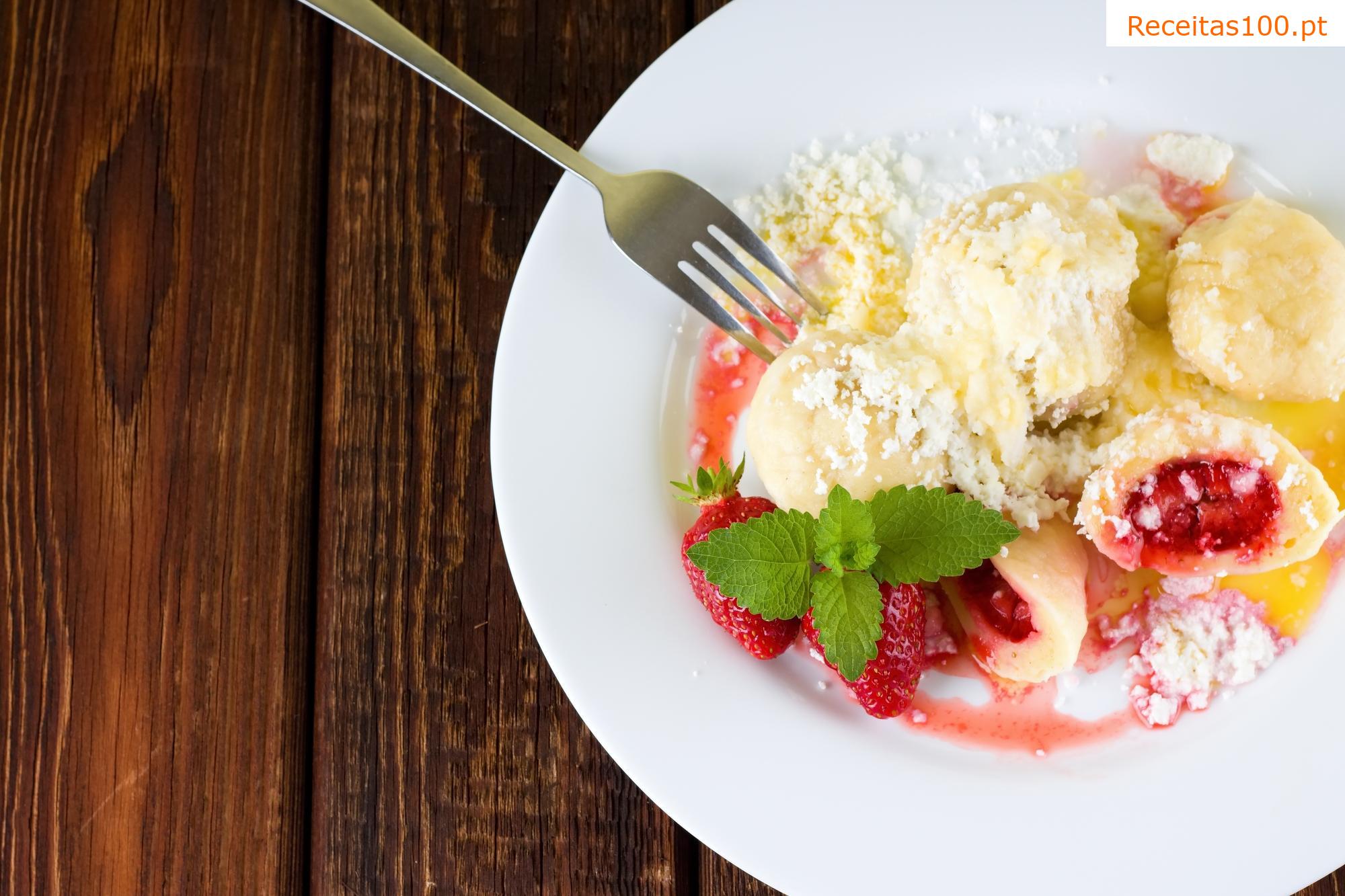 Bolinhos de queijo cottage recheados com frutas