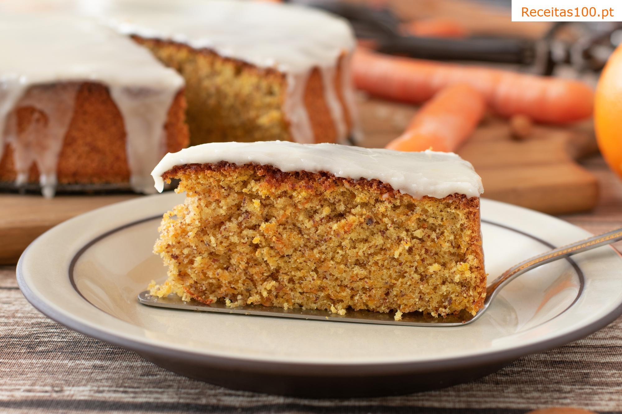 Bolo de cenoura com cobertura de laranja