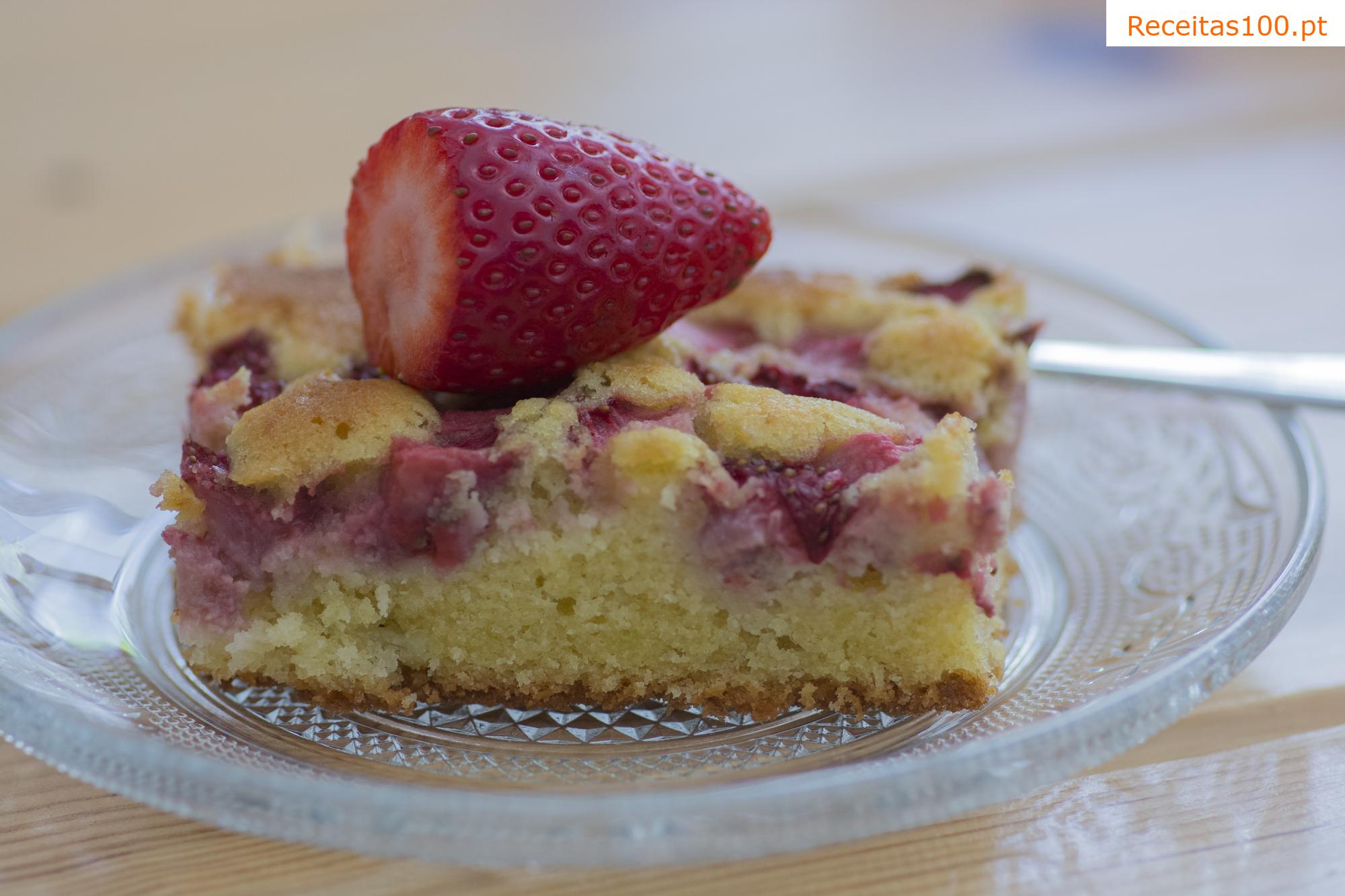 Bolo de morango com queijo cottage