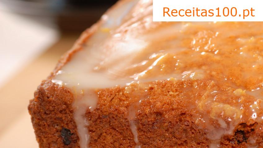 Bolo de óleo com cobertura de limão