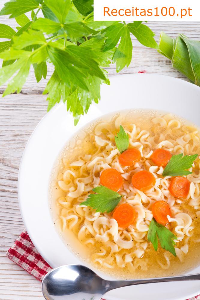 Caldo de legumes com macarrão ou letras