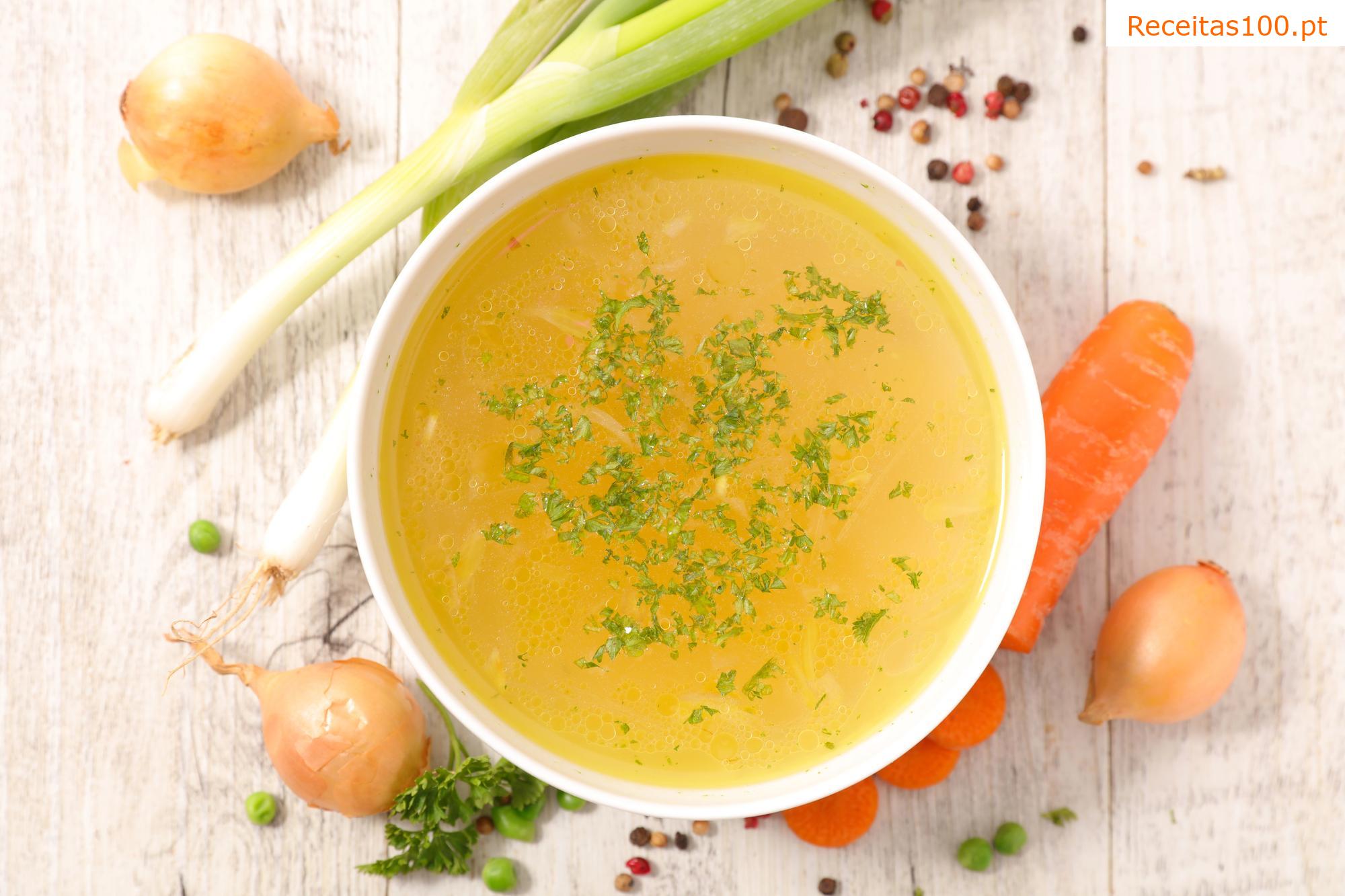 Caldo de legumes com ovo