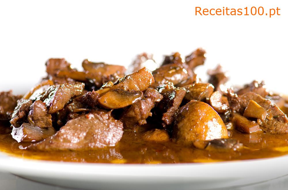 Carne de porco com cogumelos e arroz
