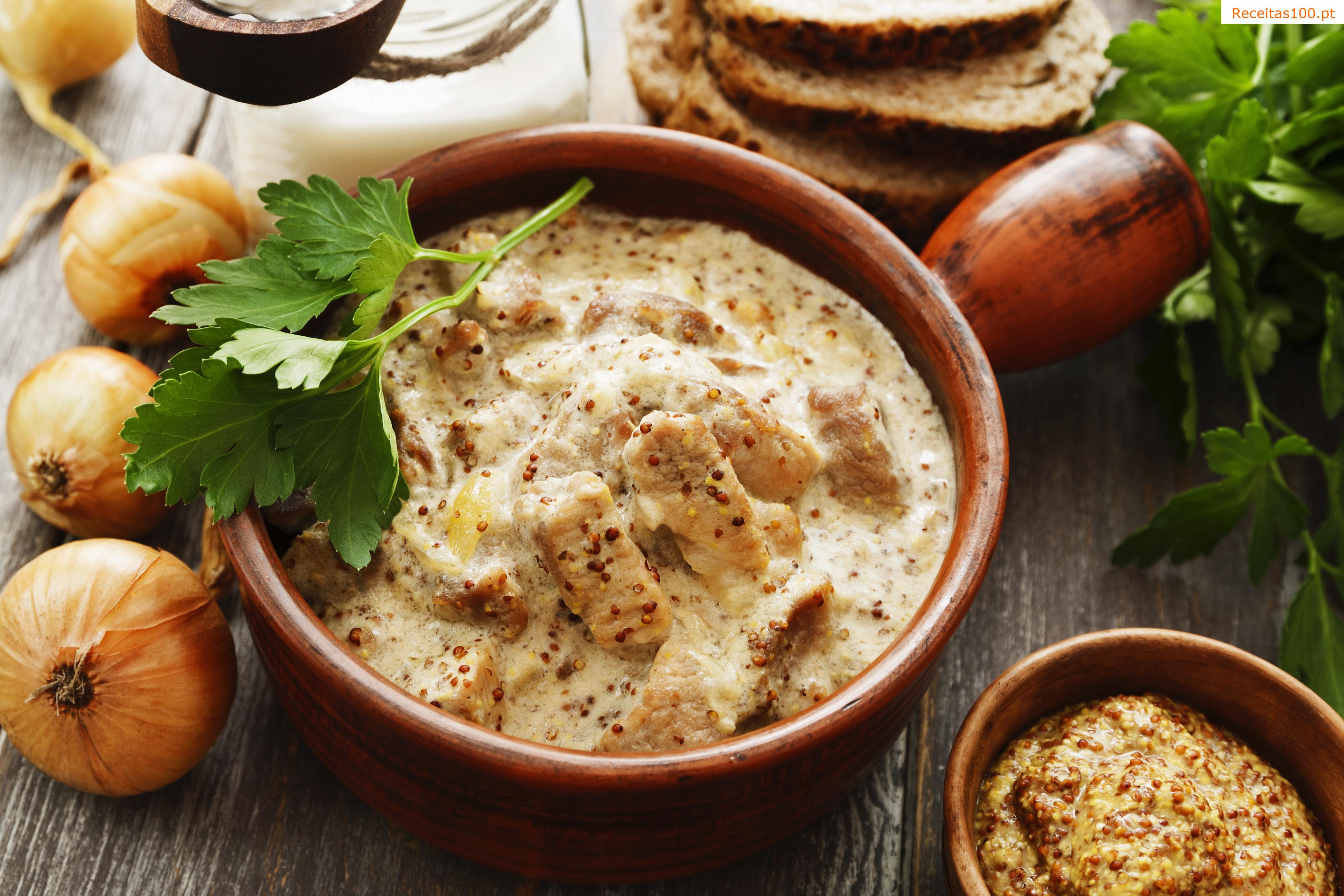 Carne de porco espanhola com molho de natas