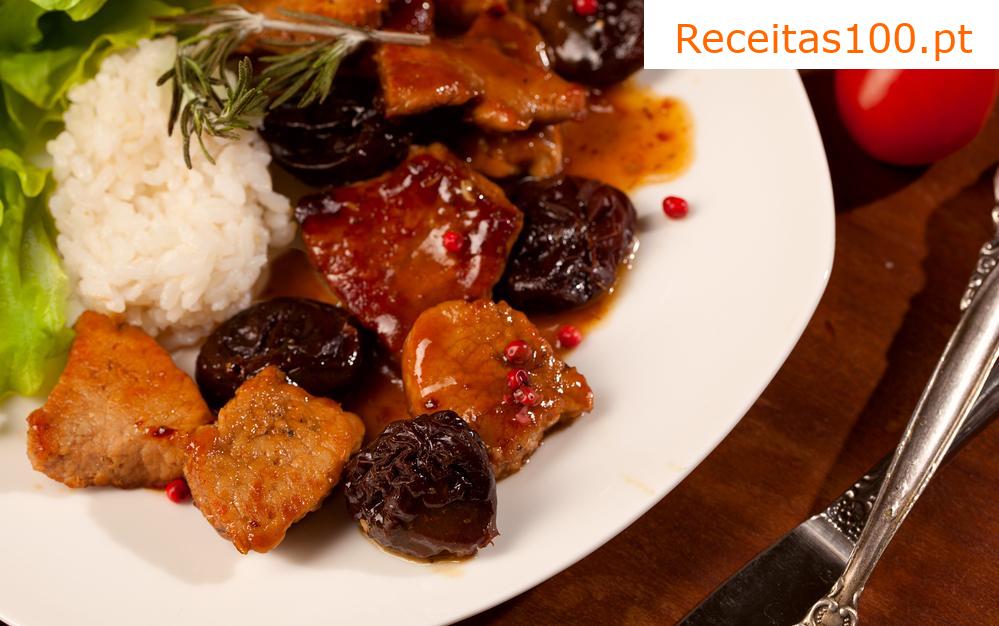 Carne de porco estufada com vinho e ameixas