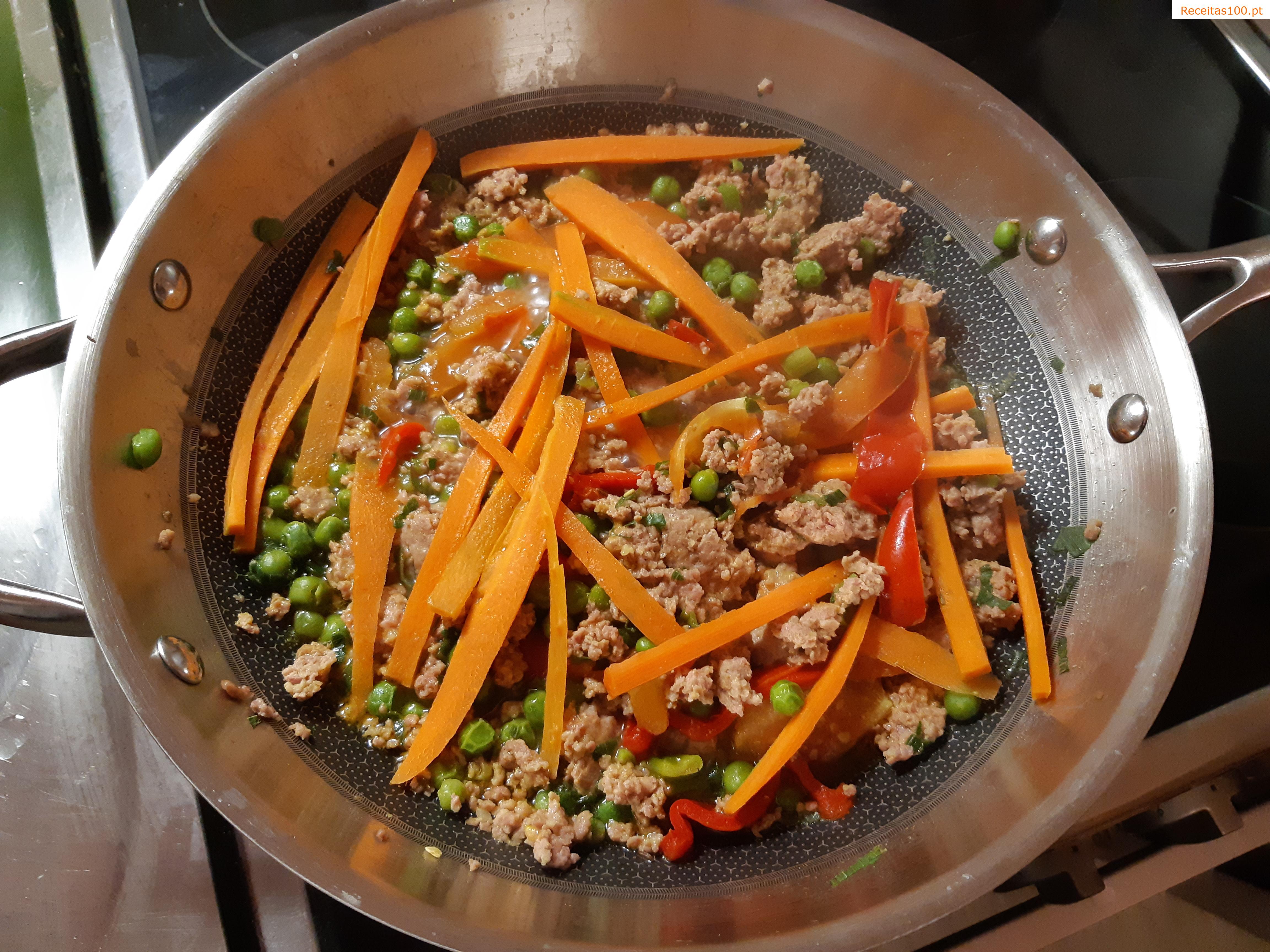 Carne moída de peru com legumes e cuscuz