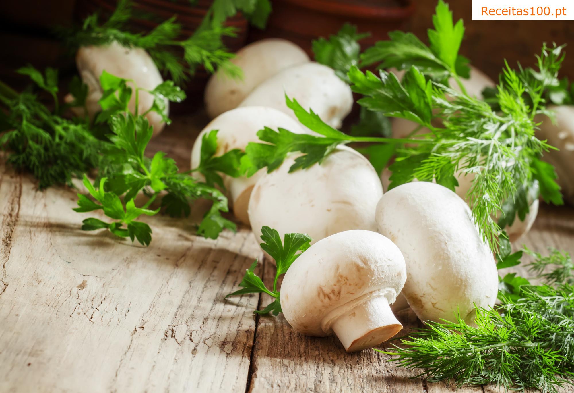 Champignons com alho e ervas