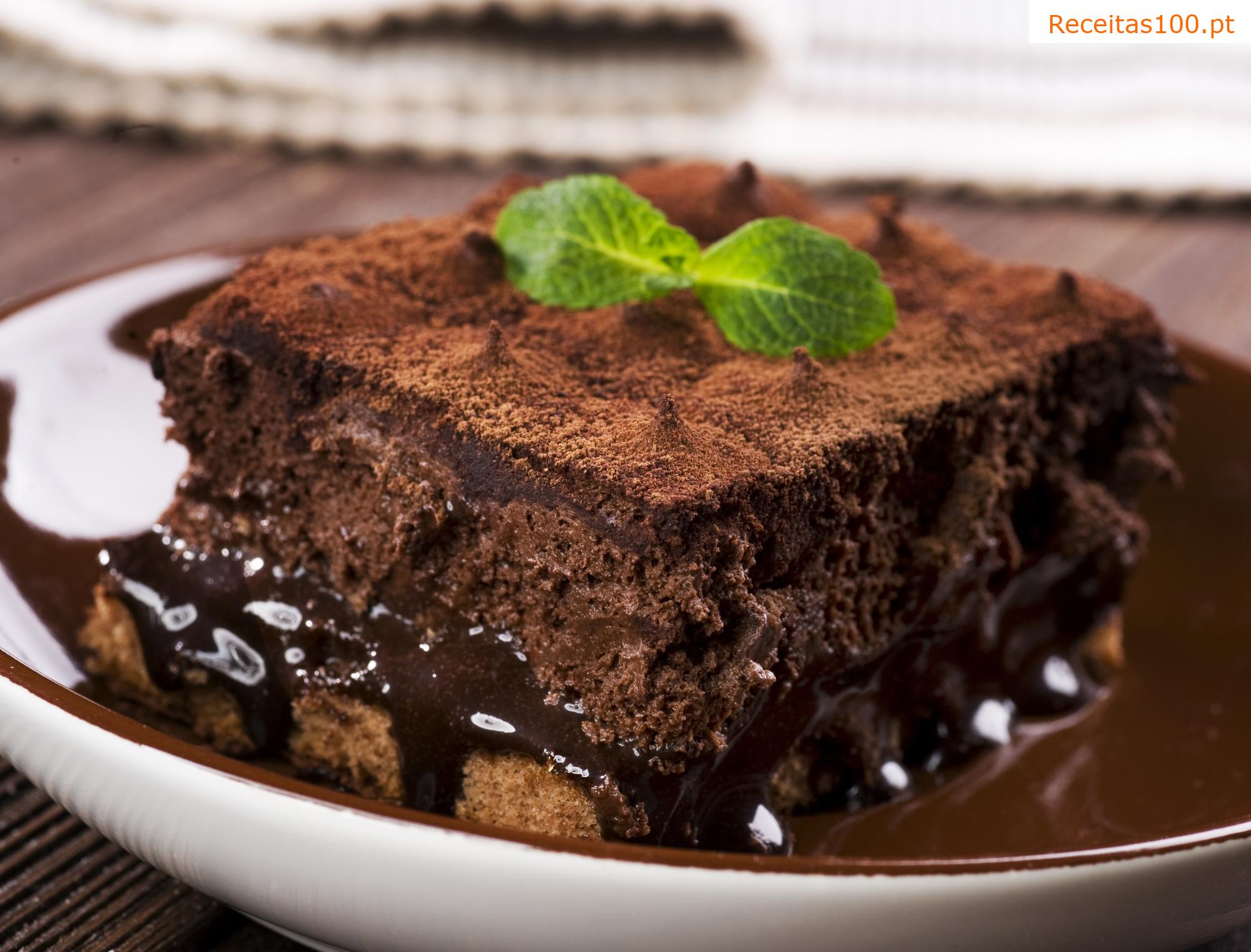 Cobertura de chocolate com rum para bolo