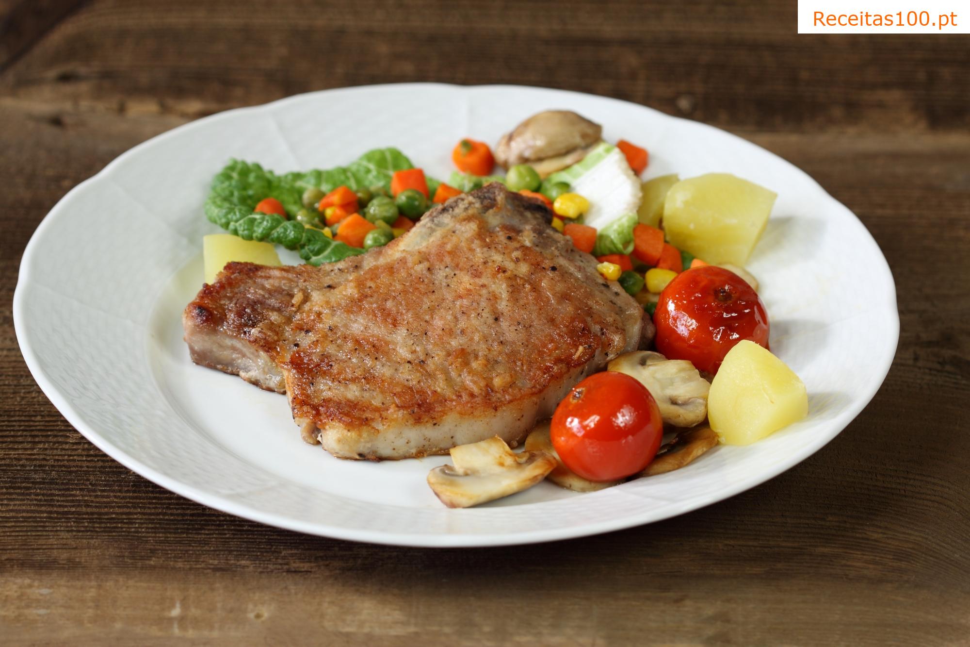 Costeletas de porco com legumes