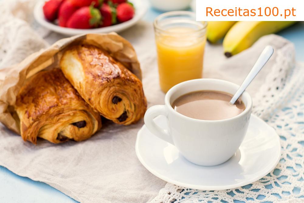 Croissant de manteiga com chocolate