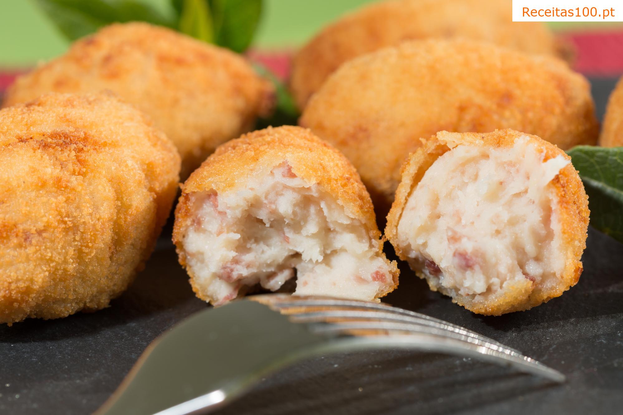 Croquetes de frango com molho vermelho
