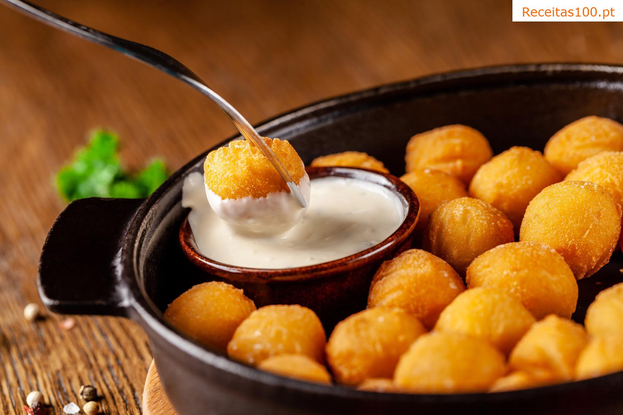 Croquetes de purê de batata com cebola frita e queijo