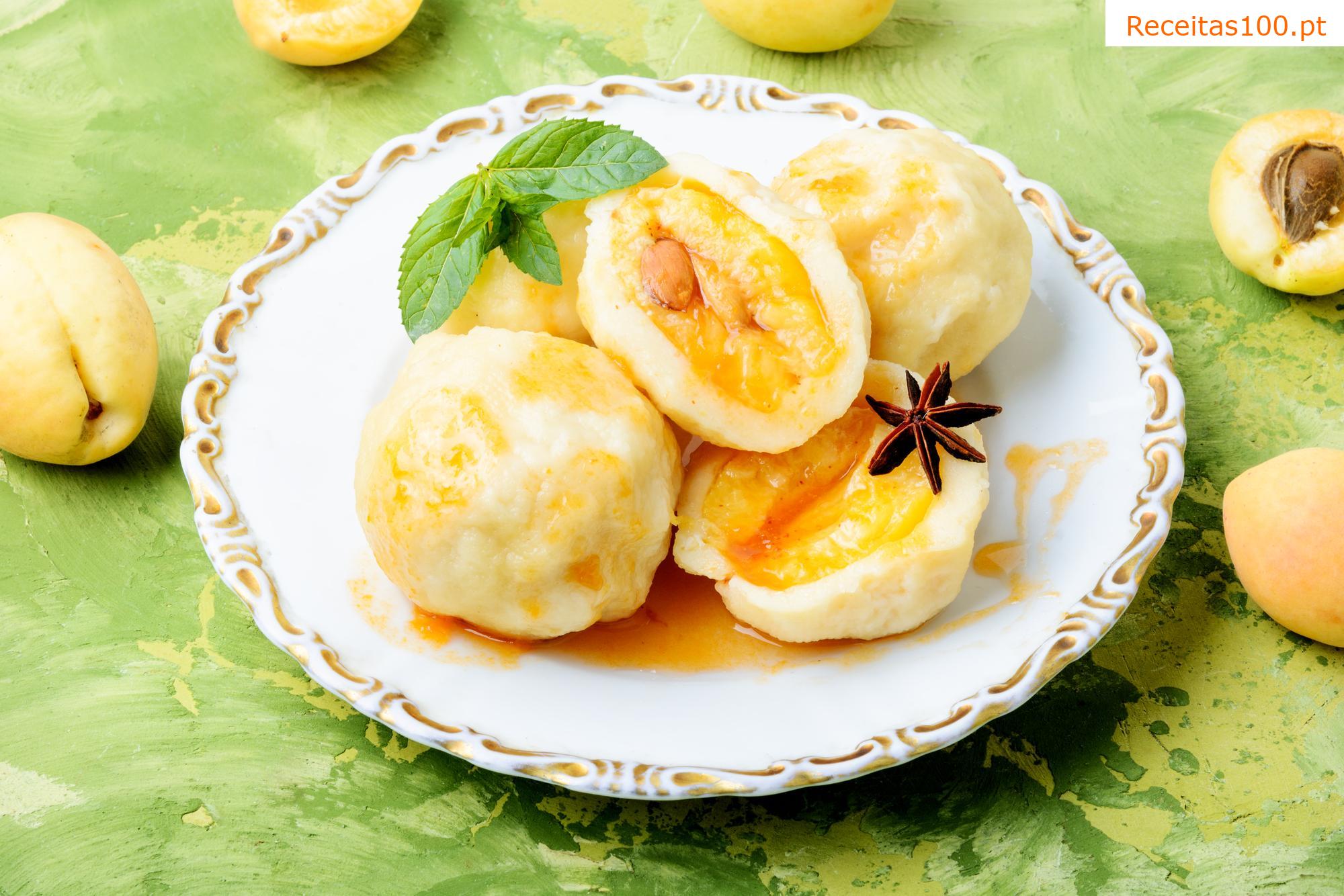Dumplings de damasco rápidos com massa de queijo cottage