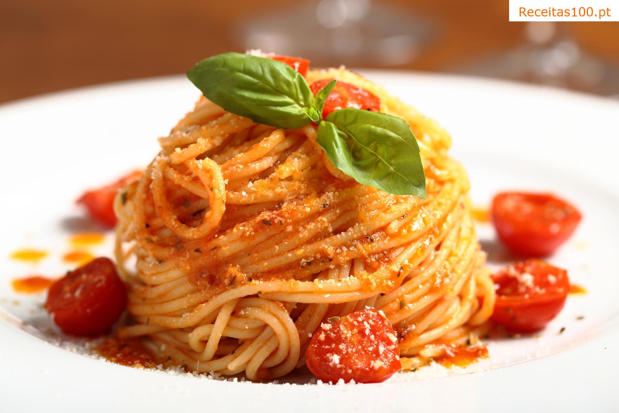 Espaguete com pimentão assado, tomates e funcho