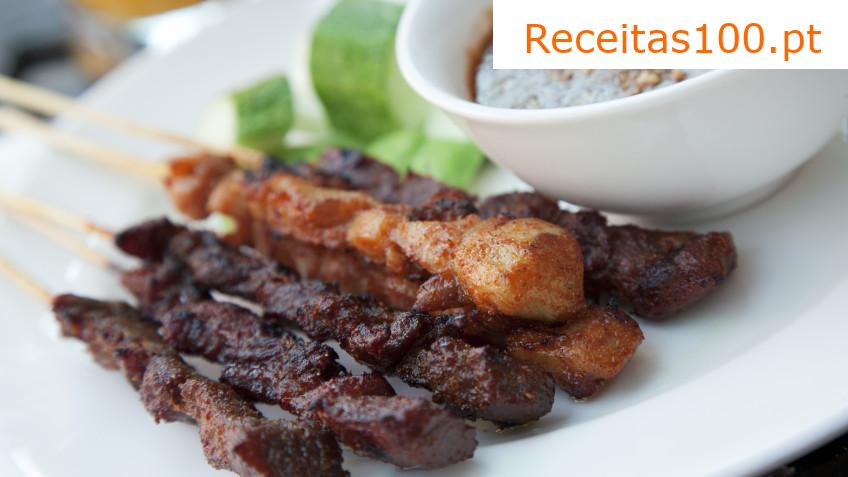 Espetadas de carne bovina moída grelhadas