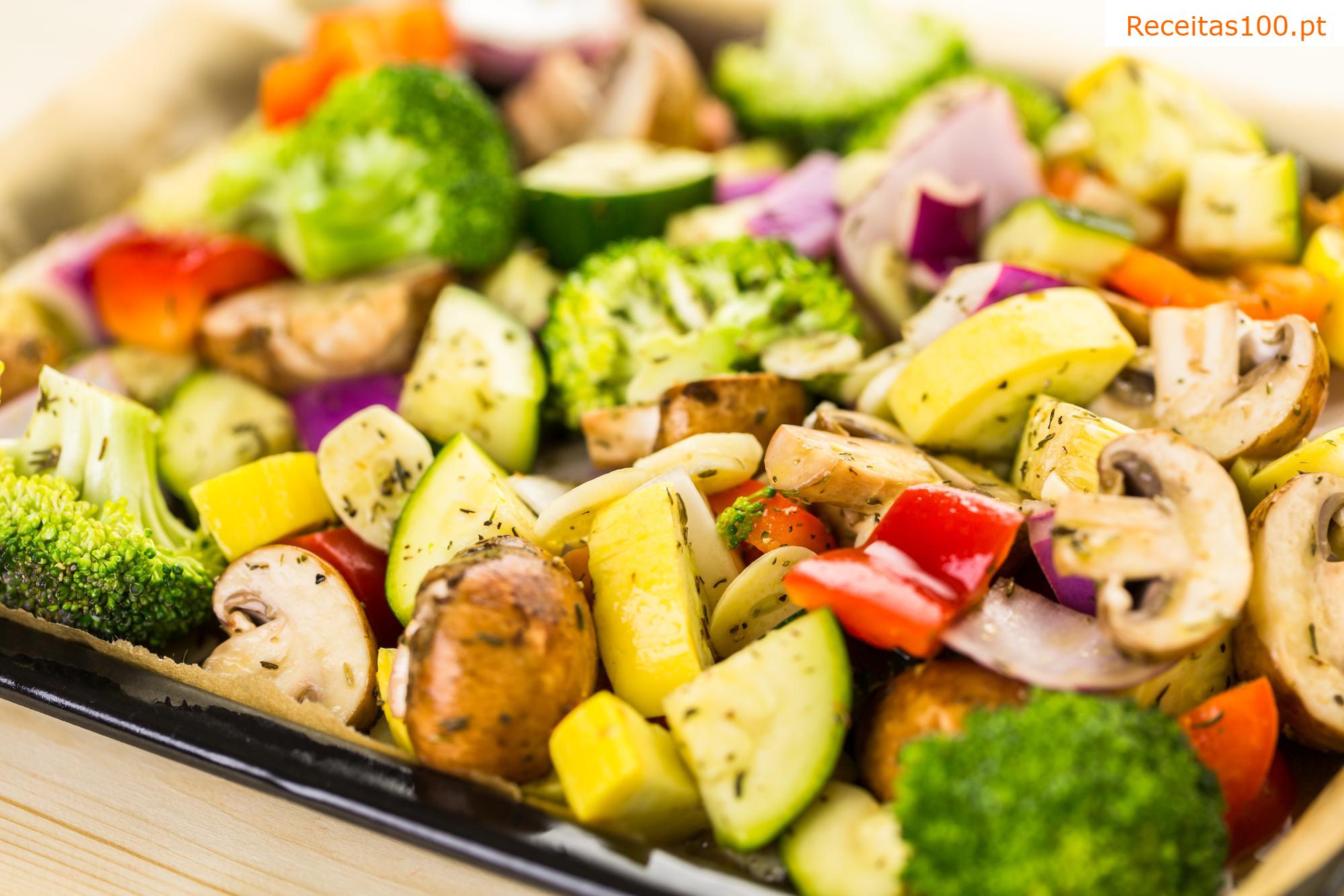 Espetadas de frango com legumes assadas no forno