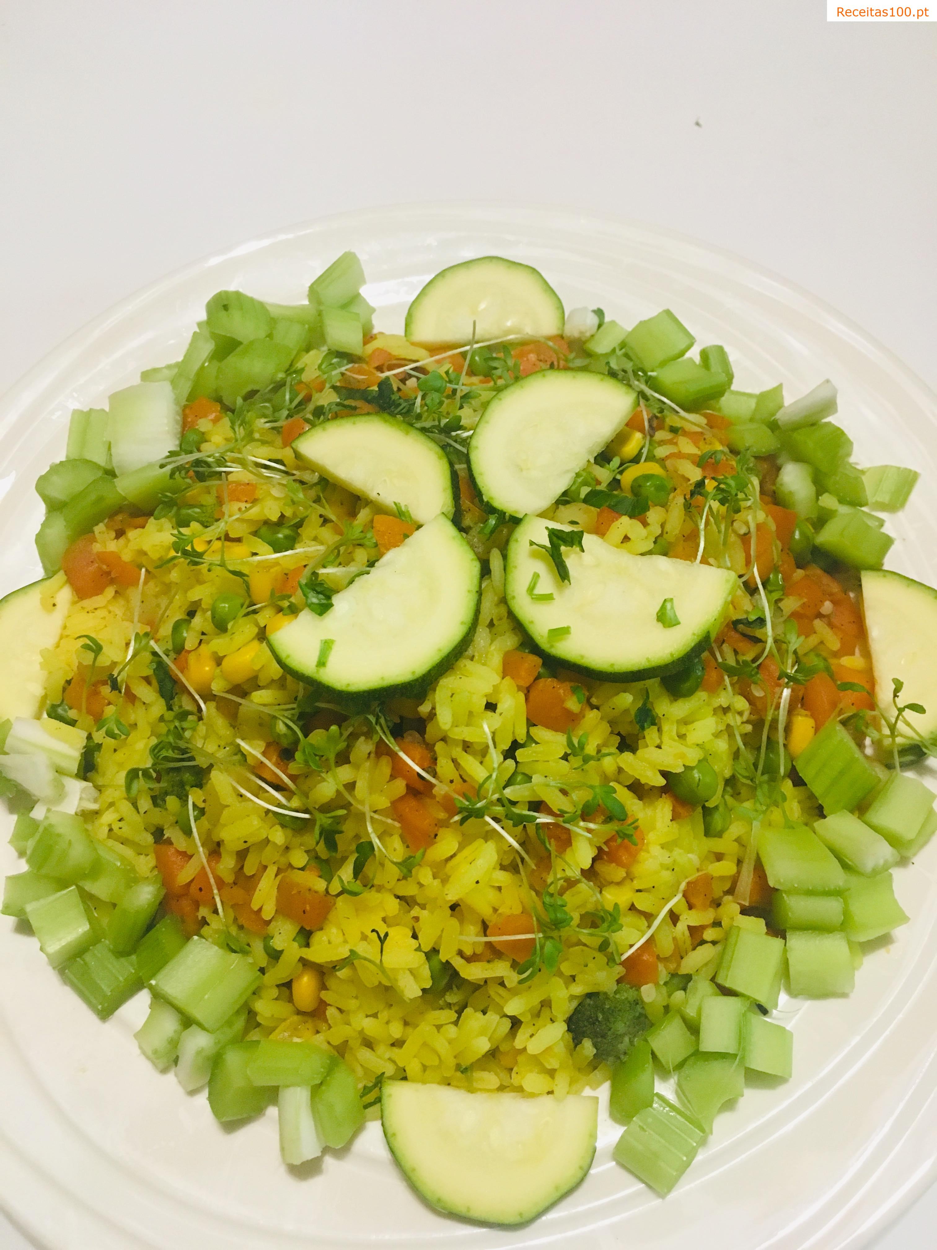 Frango ao curry com arroz e legumes