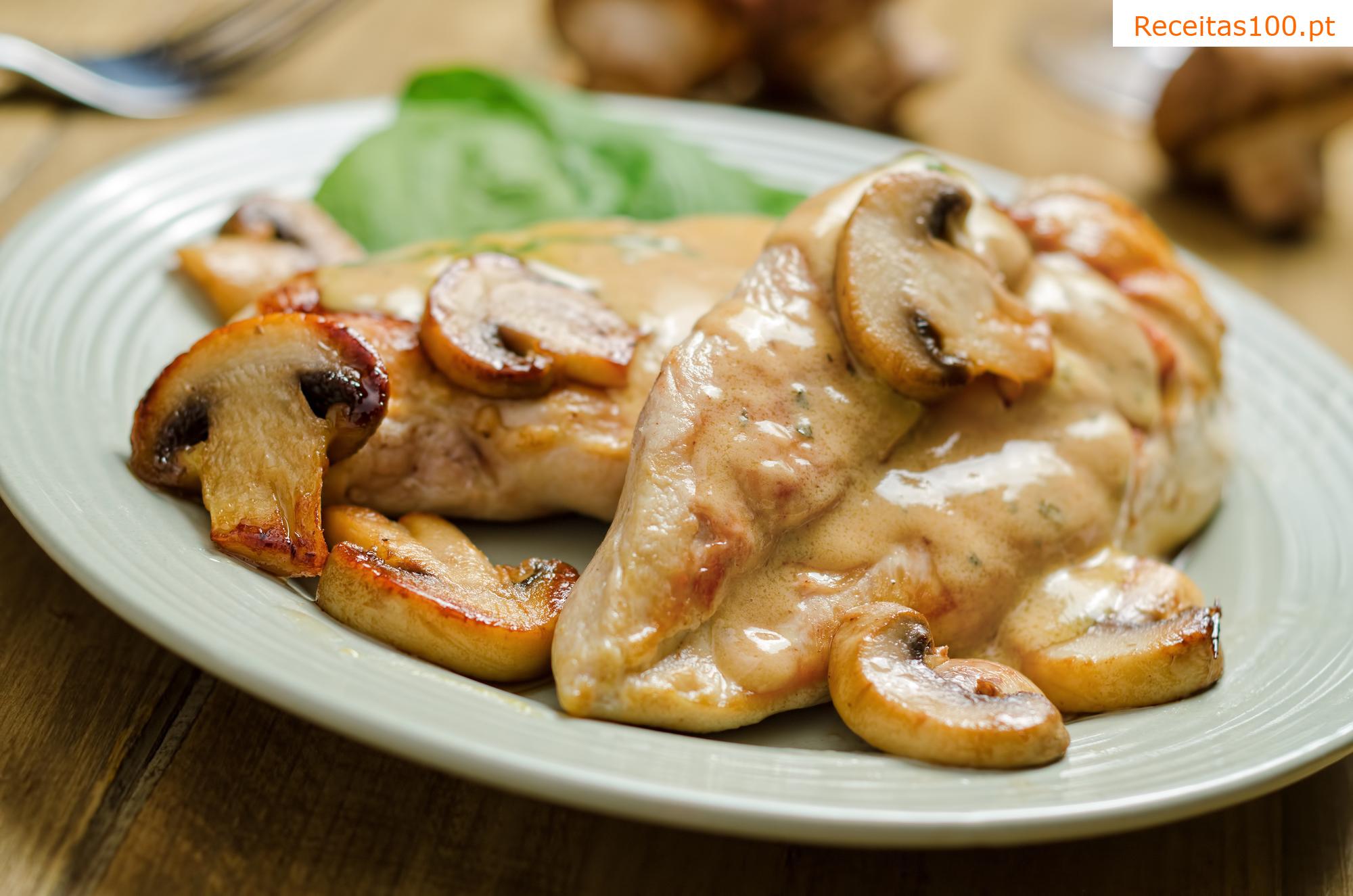 Frango com cerveja e cogumelos