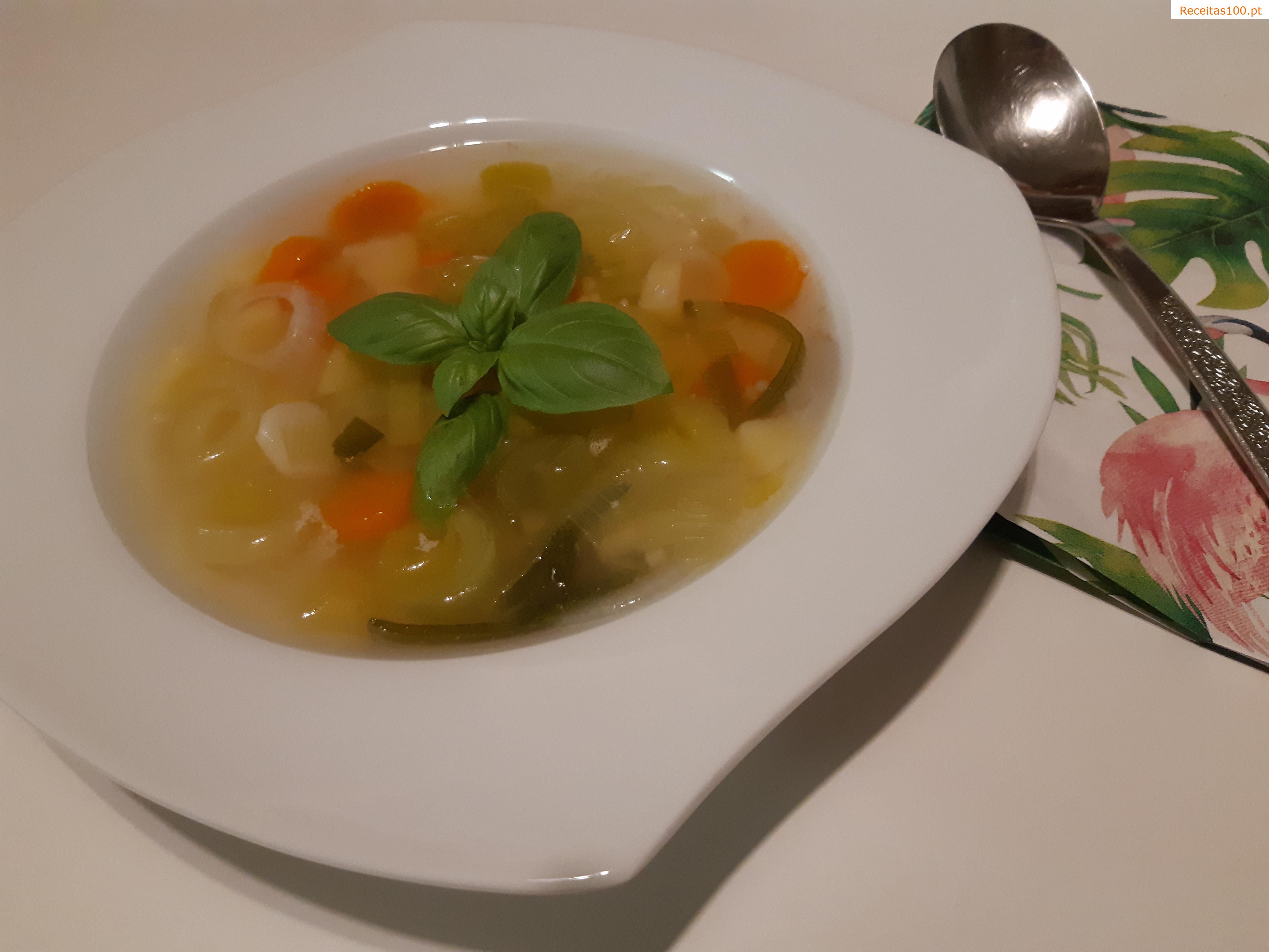 Frango de sopa com legumes frescos à wok