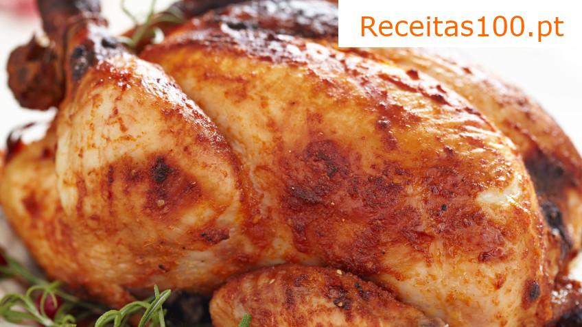 Frango suculento com ervas assado em sal grosso