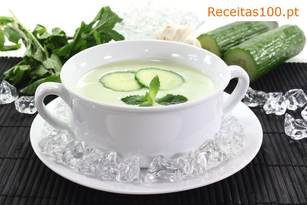 Gazpacho de pepino refrescante de verão