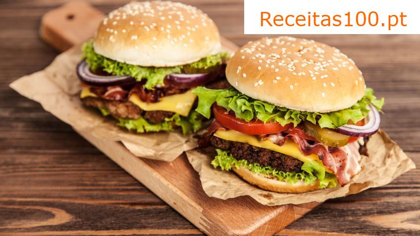 Hambúrguer de carne bovina com pão caseiro