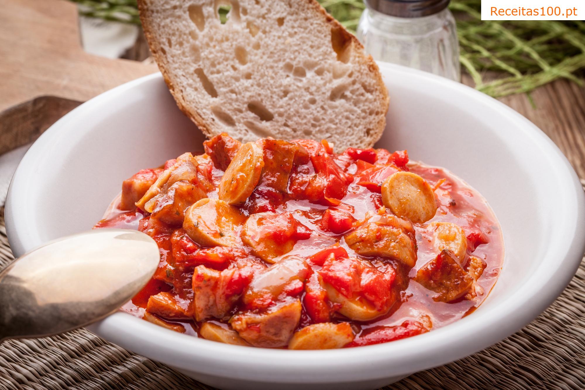 Leitão com linguiça e lentilhas