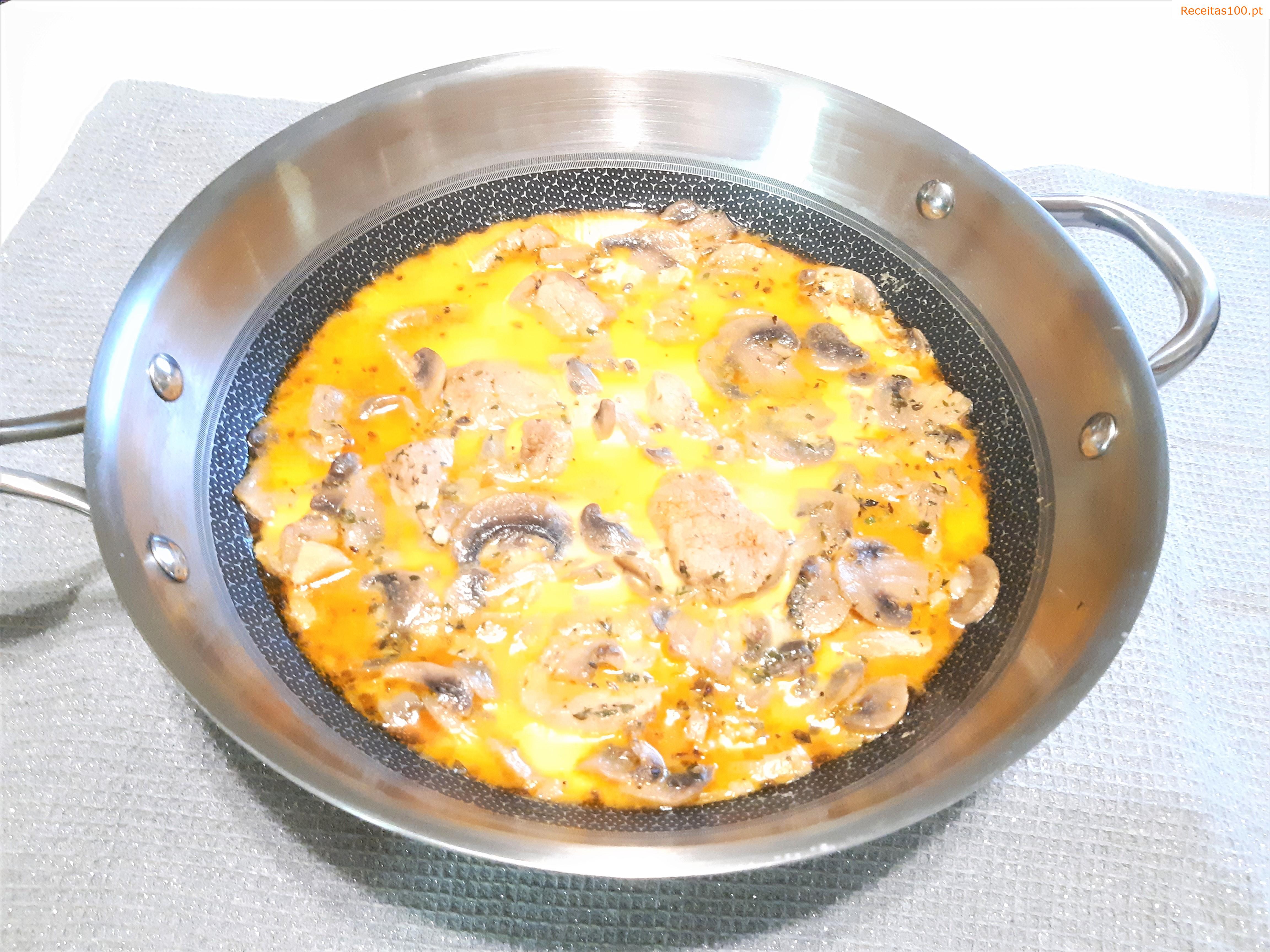 Lombo de porco com cenoura e cogumelos