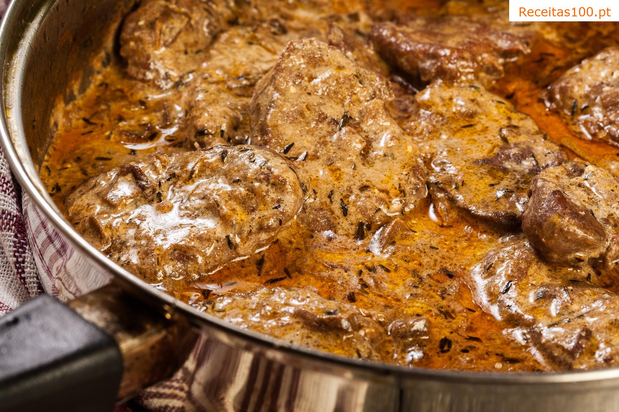 Lombo de porco com molho de creme e cogumelos.