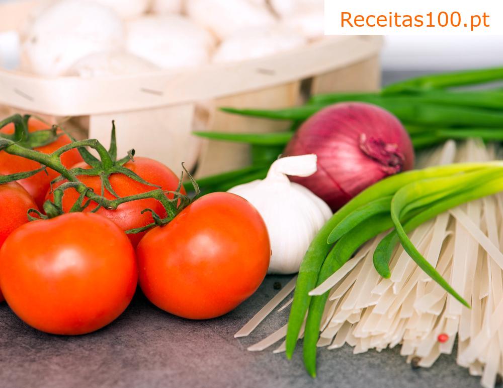 Macarrão de arroz com molho de tomate e atum