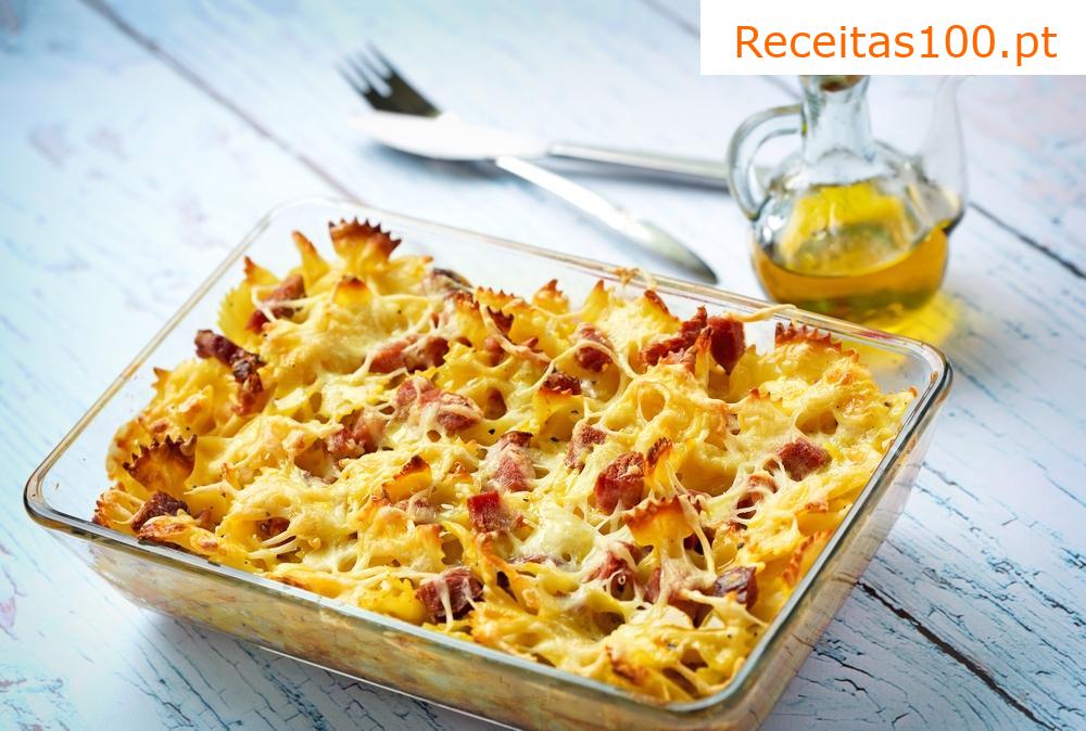 Massa assada com carne defumada