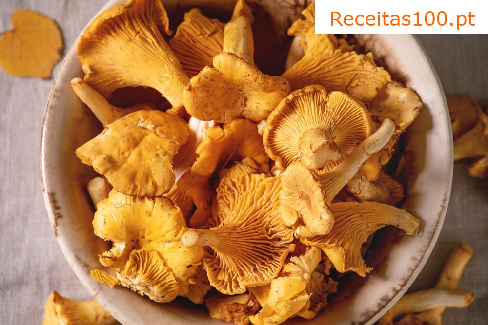 Massa com molho de natas e chanterelles