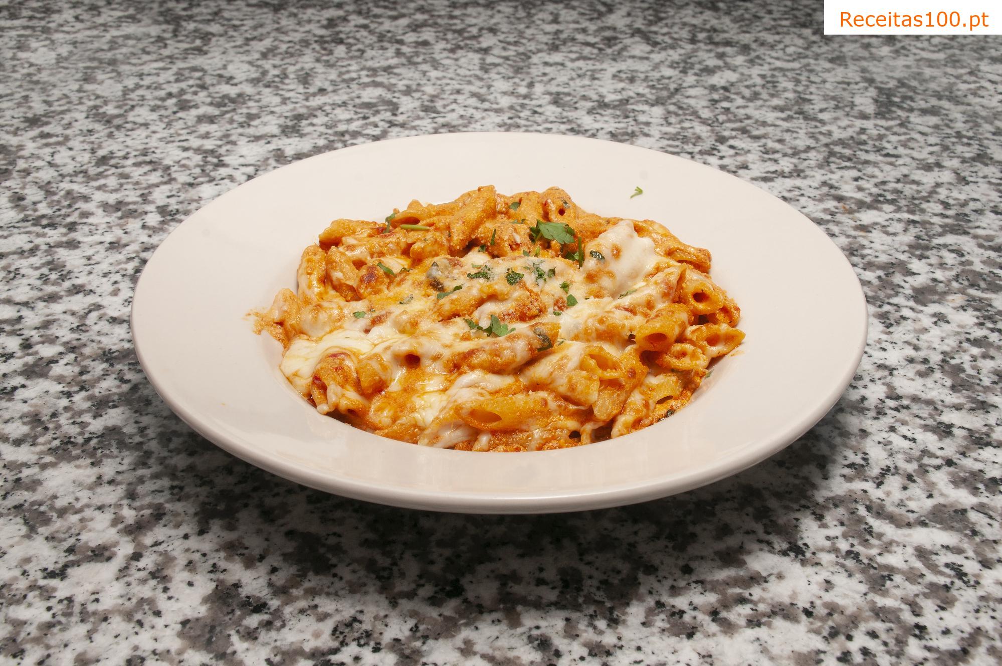 Massa com molho de tomate, mussarela e bacon.