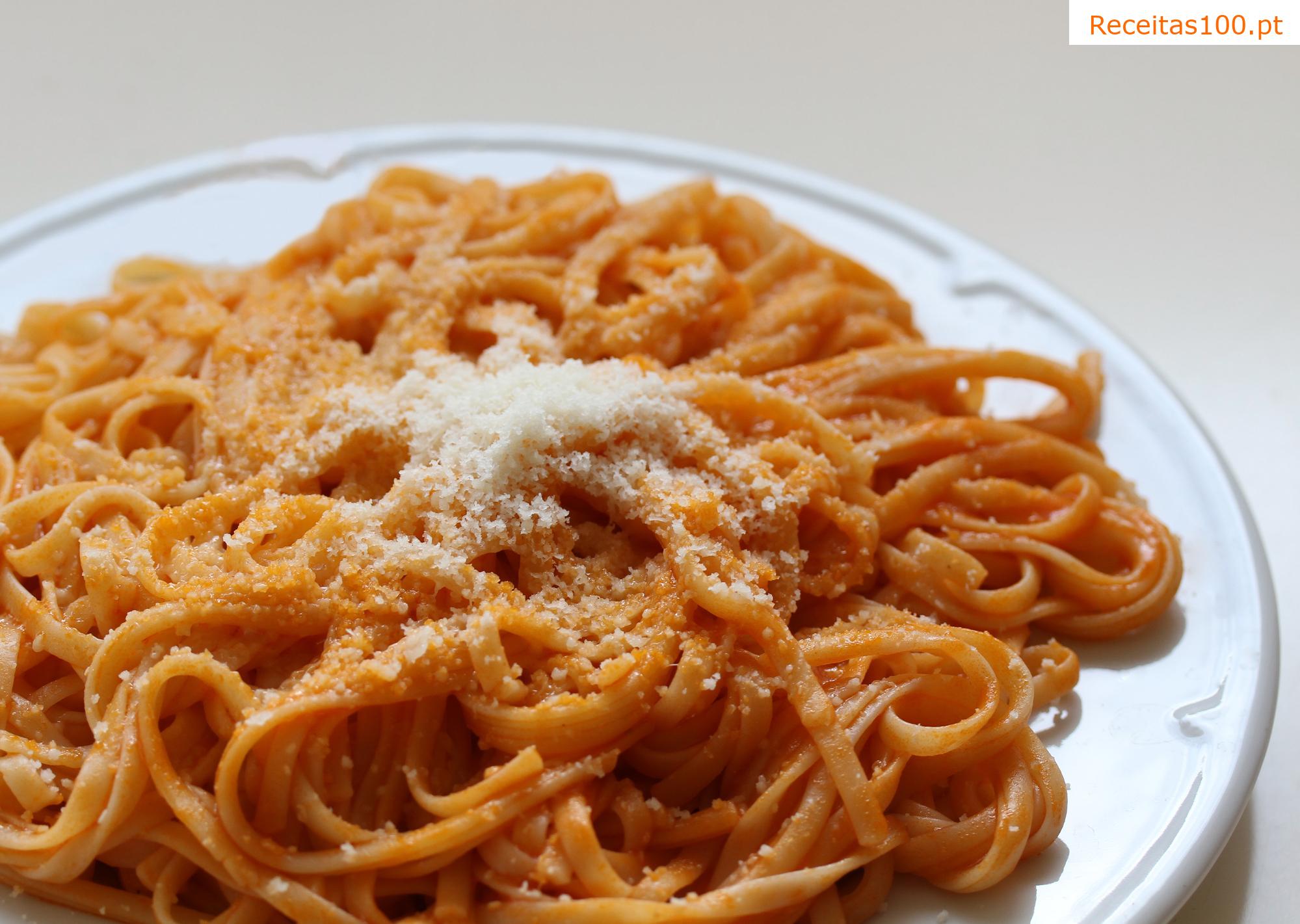 Massa de lentilha com molho de parmesão