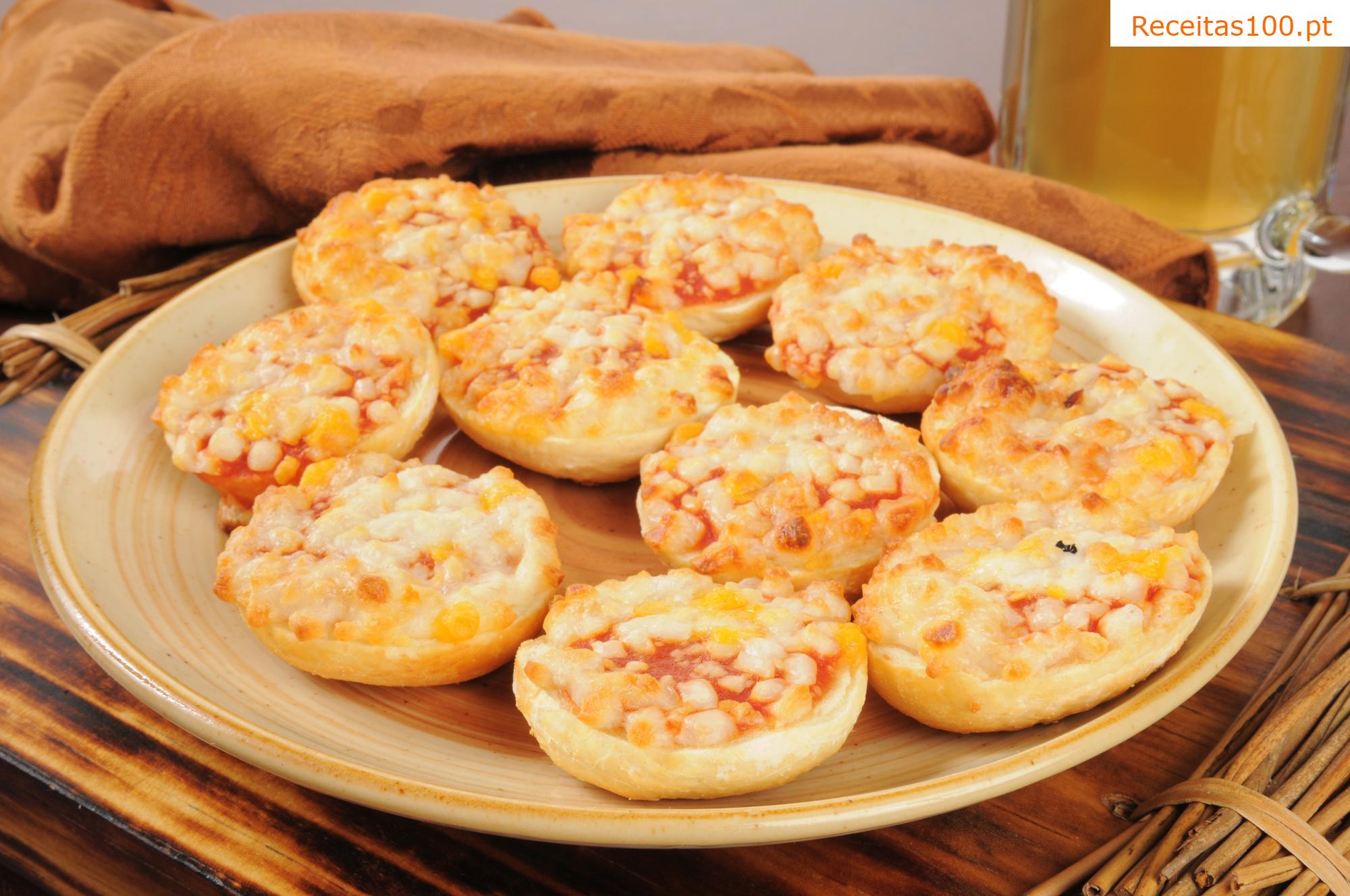 Mini pizza com queijo