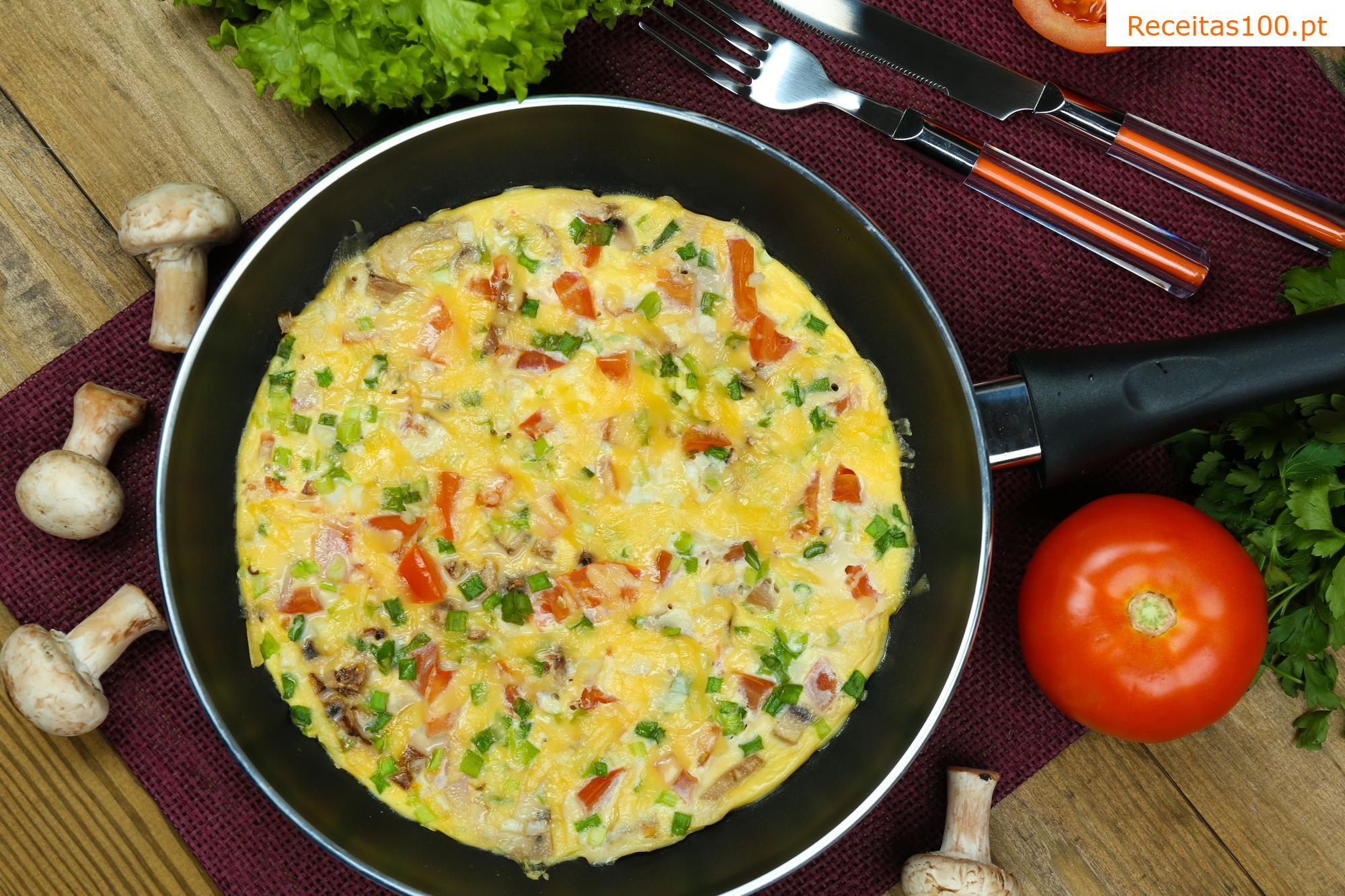 Omelete com tomate e abacate